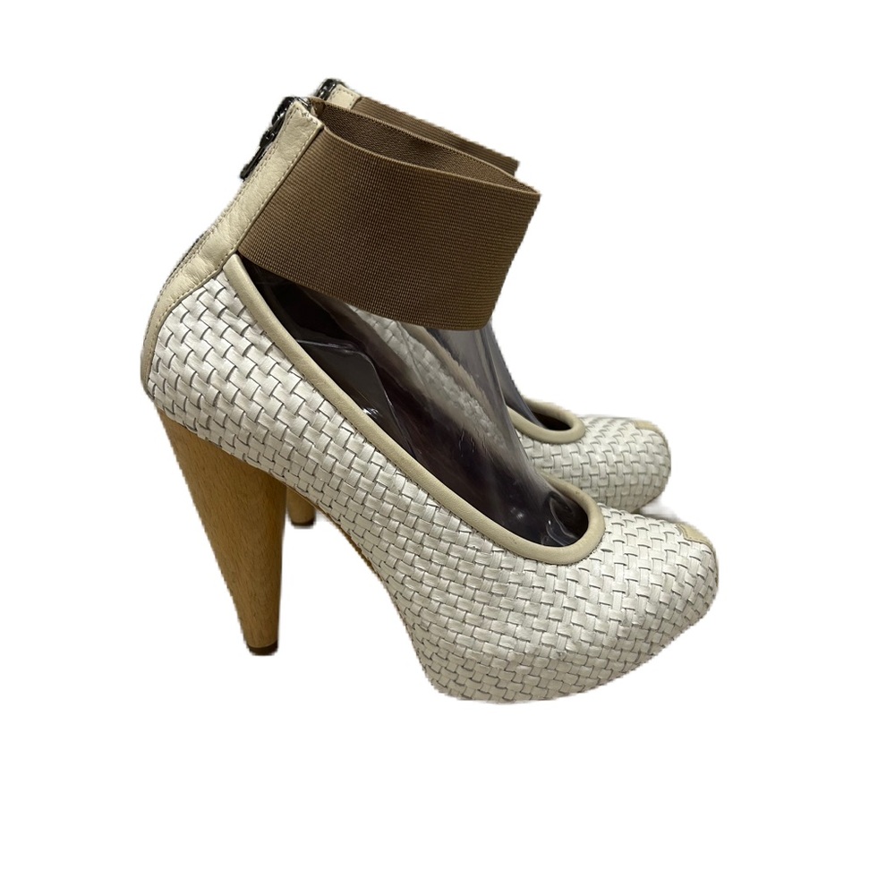 Kathryn Amberleigh heels 9.5 Wooden Heel designer Woven Leather Ankle Strap